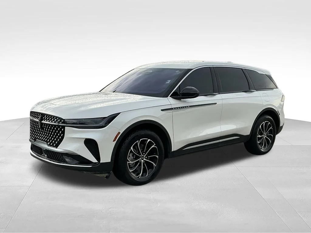 Used 2026 White Lincoln Premiere image 2