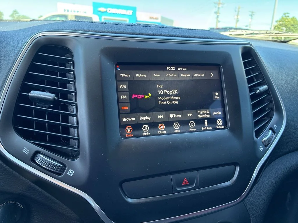 Used 2020 Green Jeep Latitude image 15