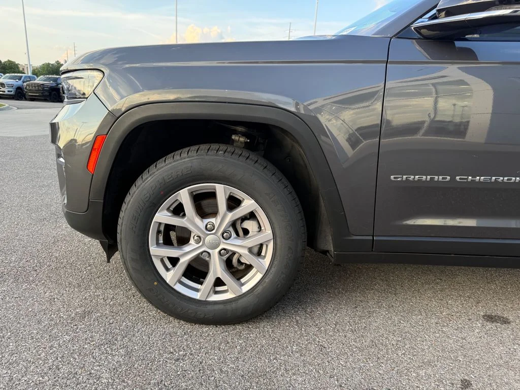Used 2022 Gray Jeep Limited image 22