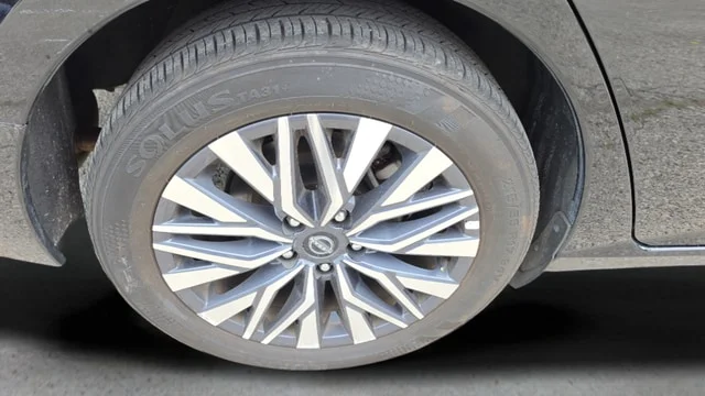 Used 2025 Super Black Clearcoat Nissan 2.5 SV image 22