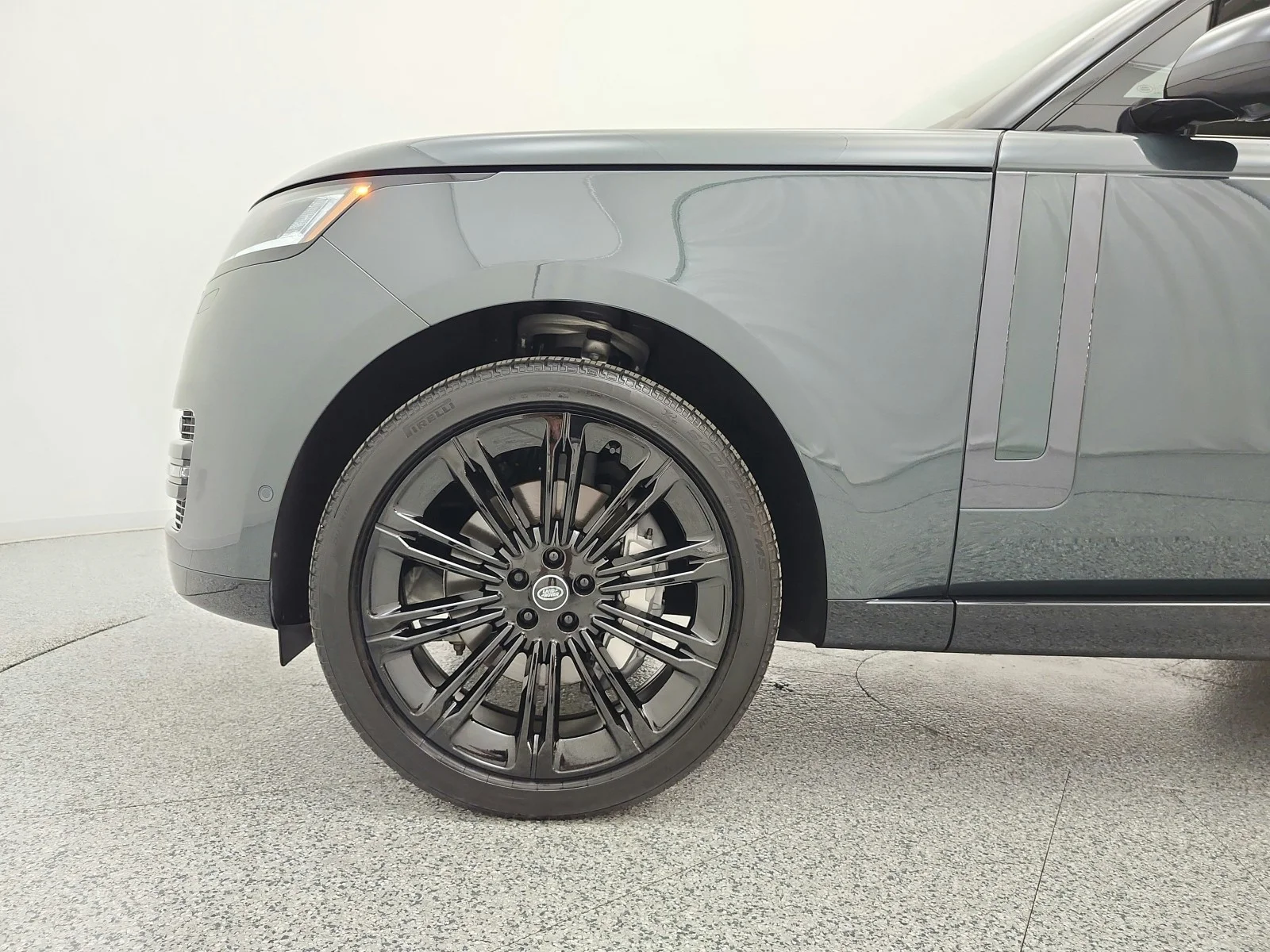 Used 2025 Belgravia Green Metallic Land Rover P400 SE SWB image 18