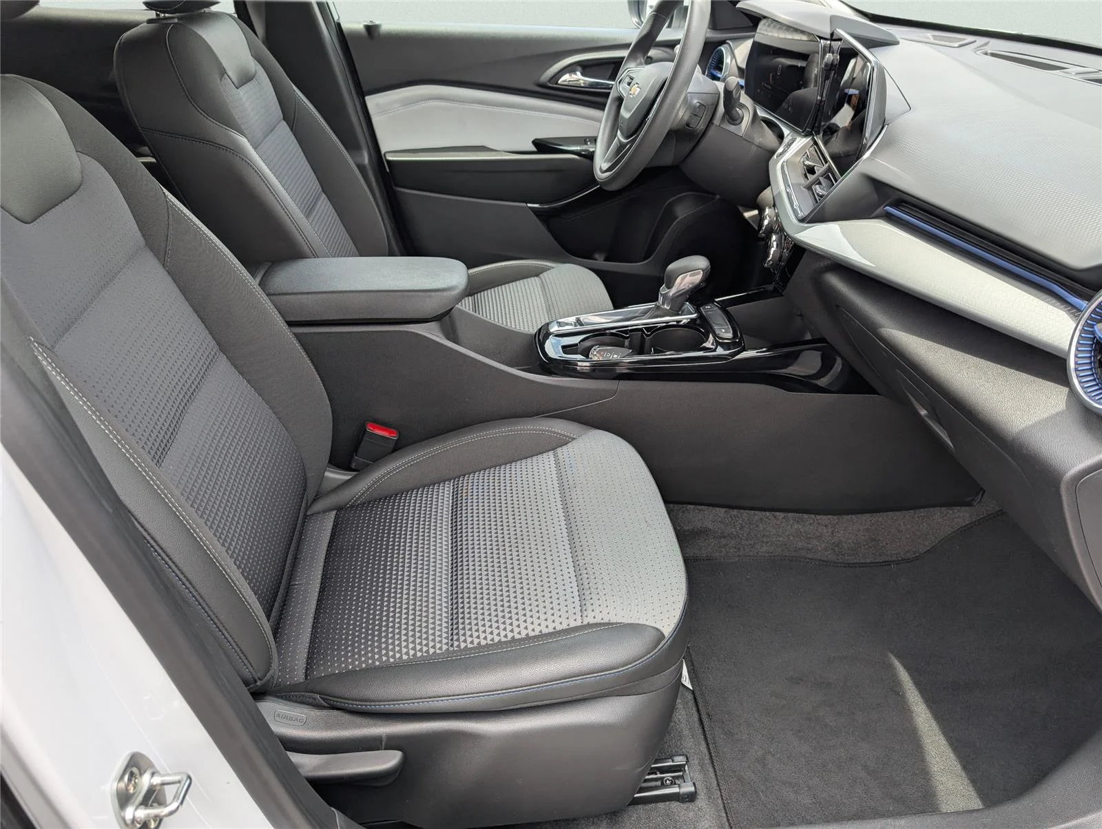 Used 2025 Summit White Chevrolet LT image 34