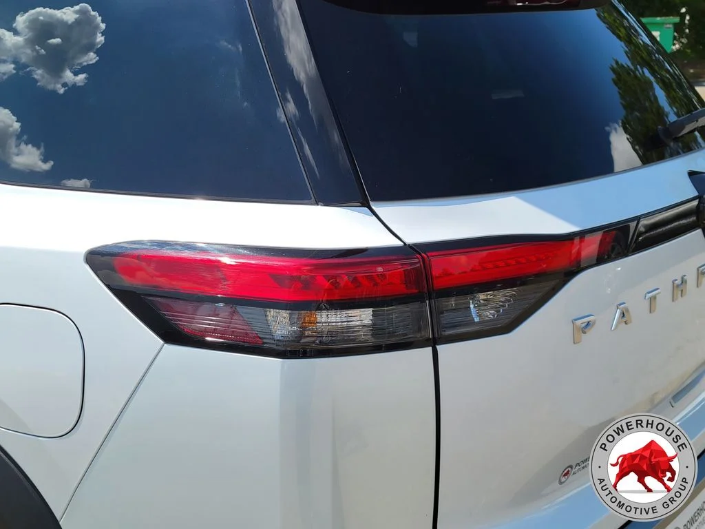 Used 2025 White Nissan Platinum image 13