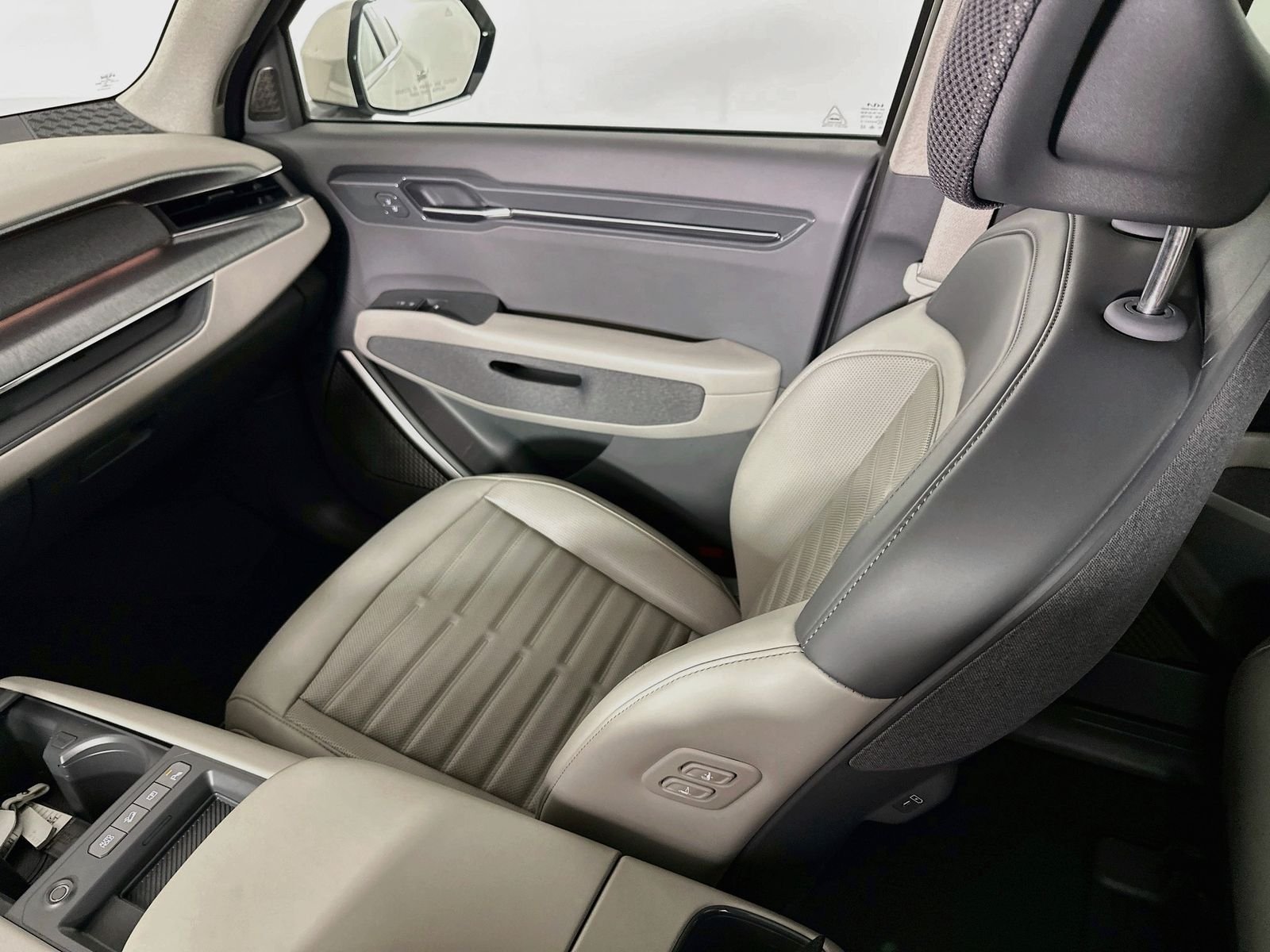Used 2024 Ivory Silver Kia Land image 25