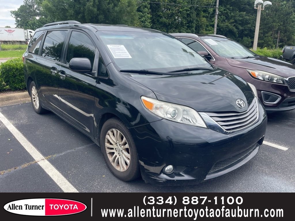 2015 Toyota Sienna XLE V6 7-Passenger Access Seat's photo