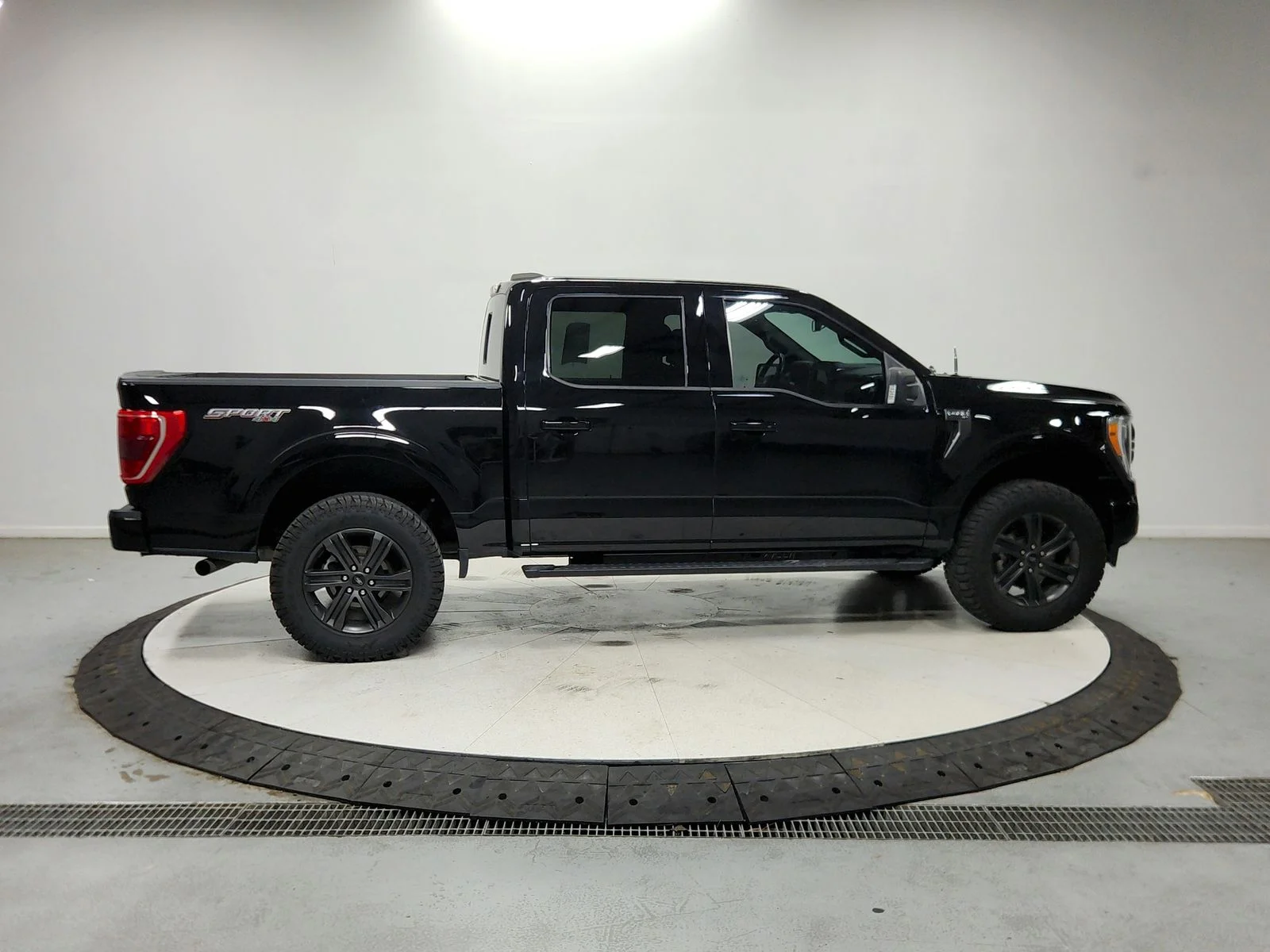 Used 2021 Black Ford XLT image 9