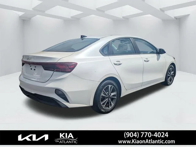 Used 2024 White Kia LXS image 3