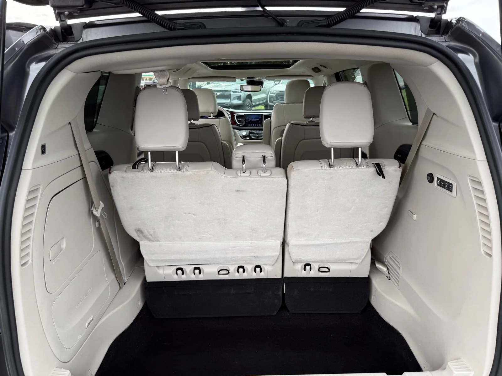 Used 2020  Chrysler Limited image 17