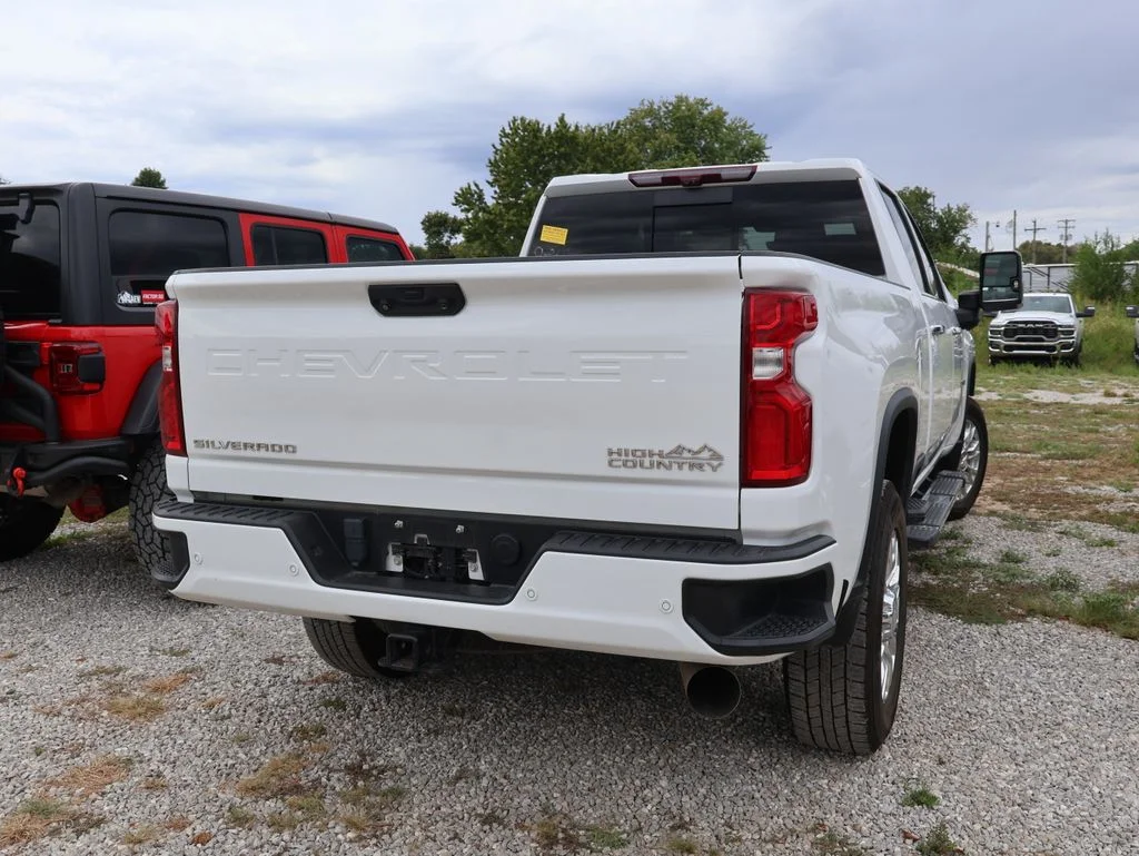 Used 2022 White Chevrolet High Country image 16