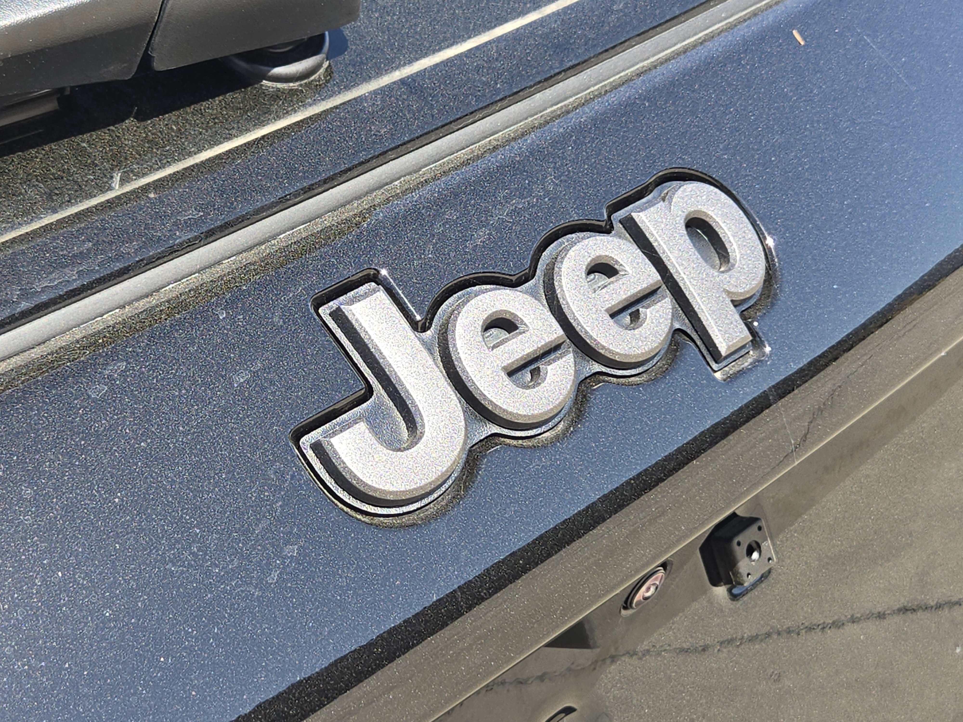 New 2026 Diamond Black Crystal Pearlcoat Jeep Latitude image 10