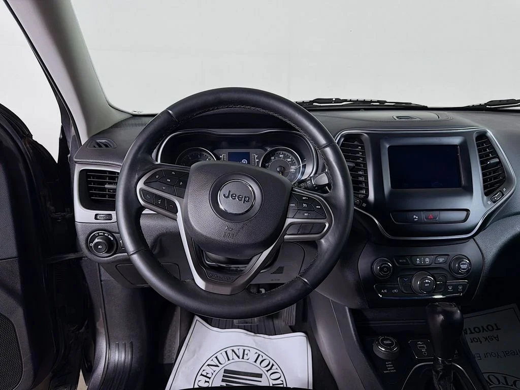 Used 2019 Gray Jeep Latitude Plus image 19