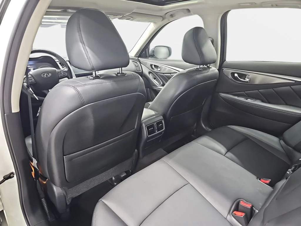 Used 2016 White INFINITI 3.0t Premium image 13