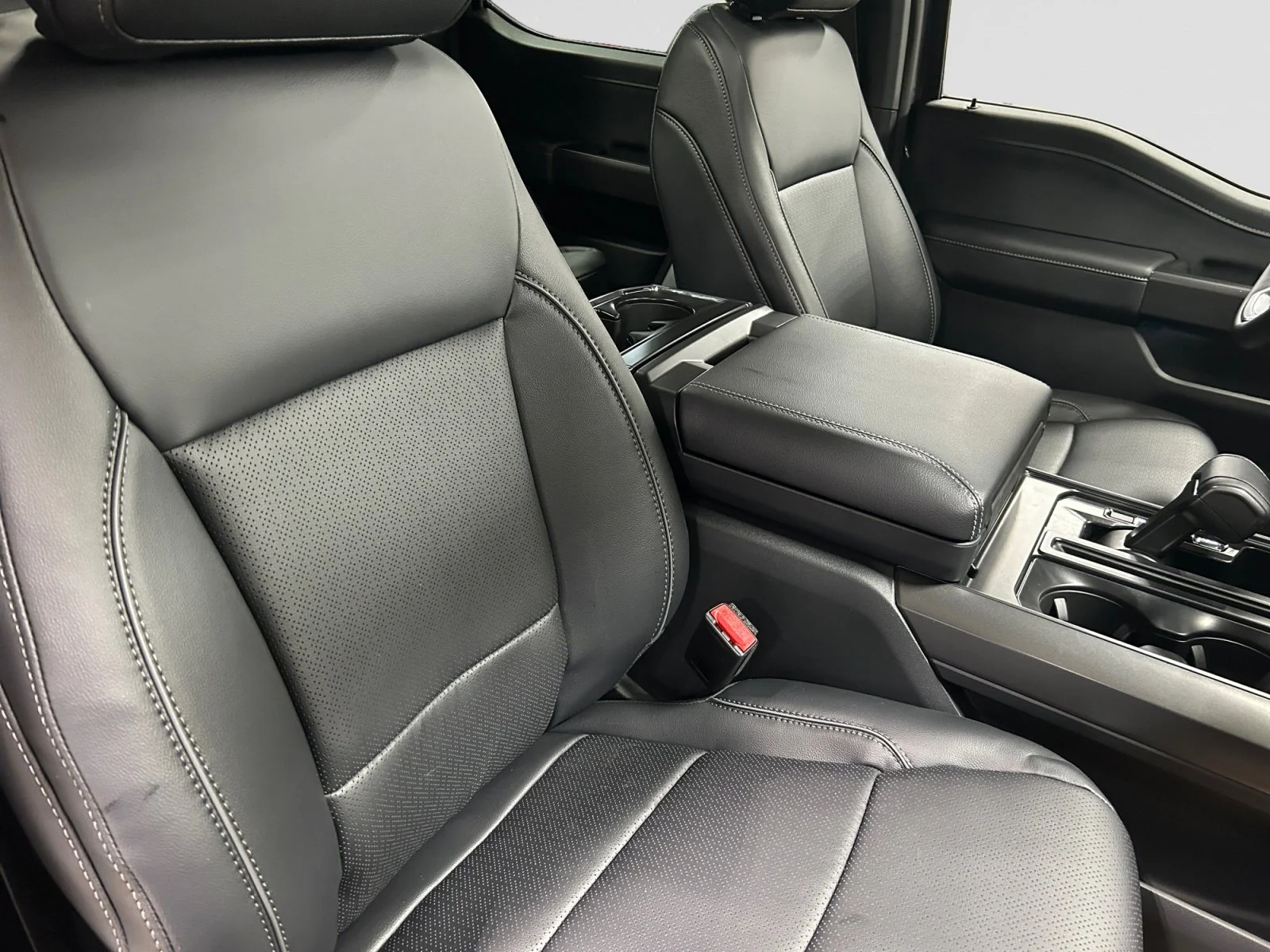 New 2026 Carbonized Grey Metallic Ford Lariat image 12