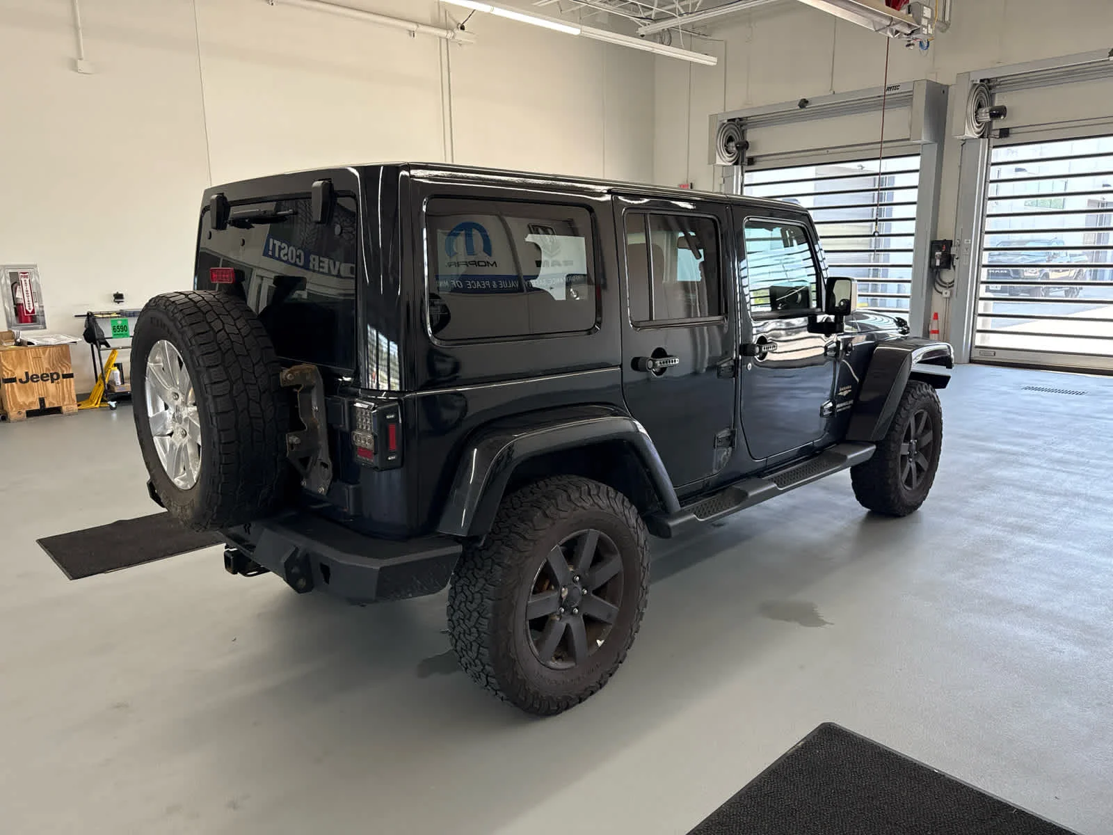 Used 2015 BLACK Jeep Sahara image 4