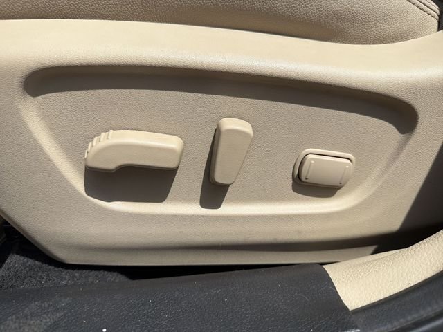 Used 2019 Red Nissan SL image 14