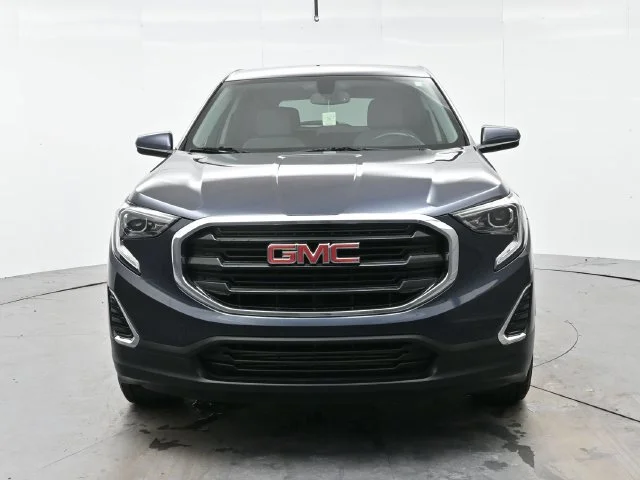 Used 2018 BLUE STEEL METALLIC GMC SLE image 2