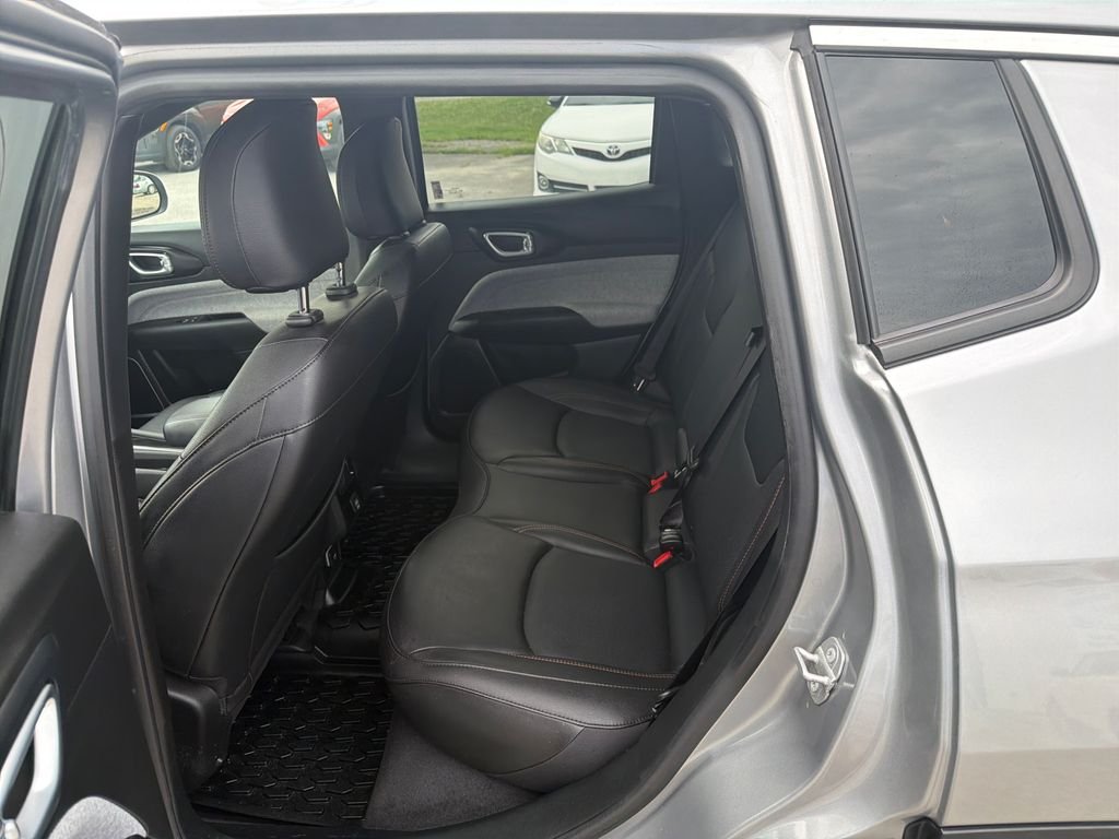 Used 2023 Silver Jeep Latitude Lux image 14