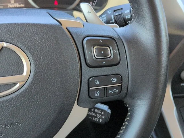 Used 2018 White Lexus 300h image 27