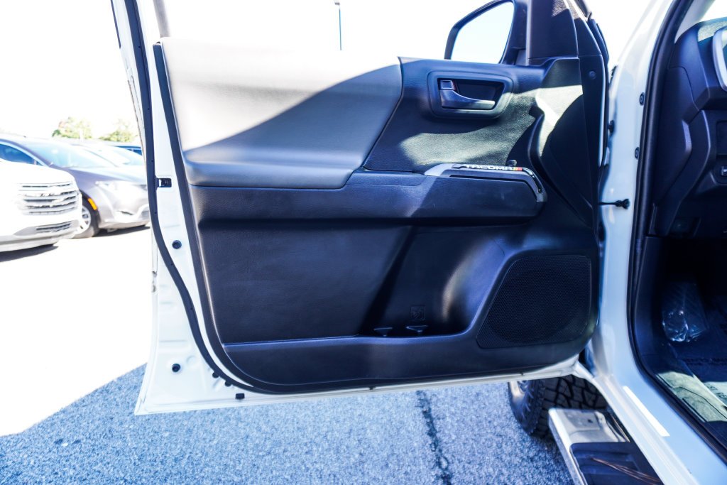 Used 2022 White Toyota SR5 image 18