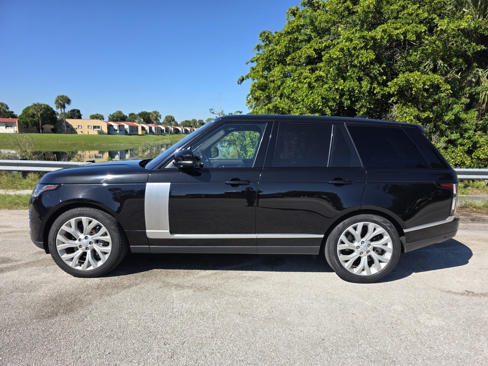 Used 2022 Santorini Black Metallic Land Rover P400 Westminster image 7