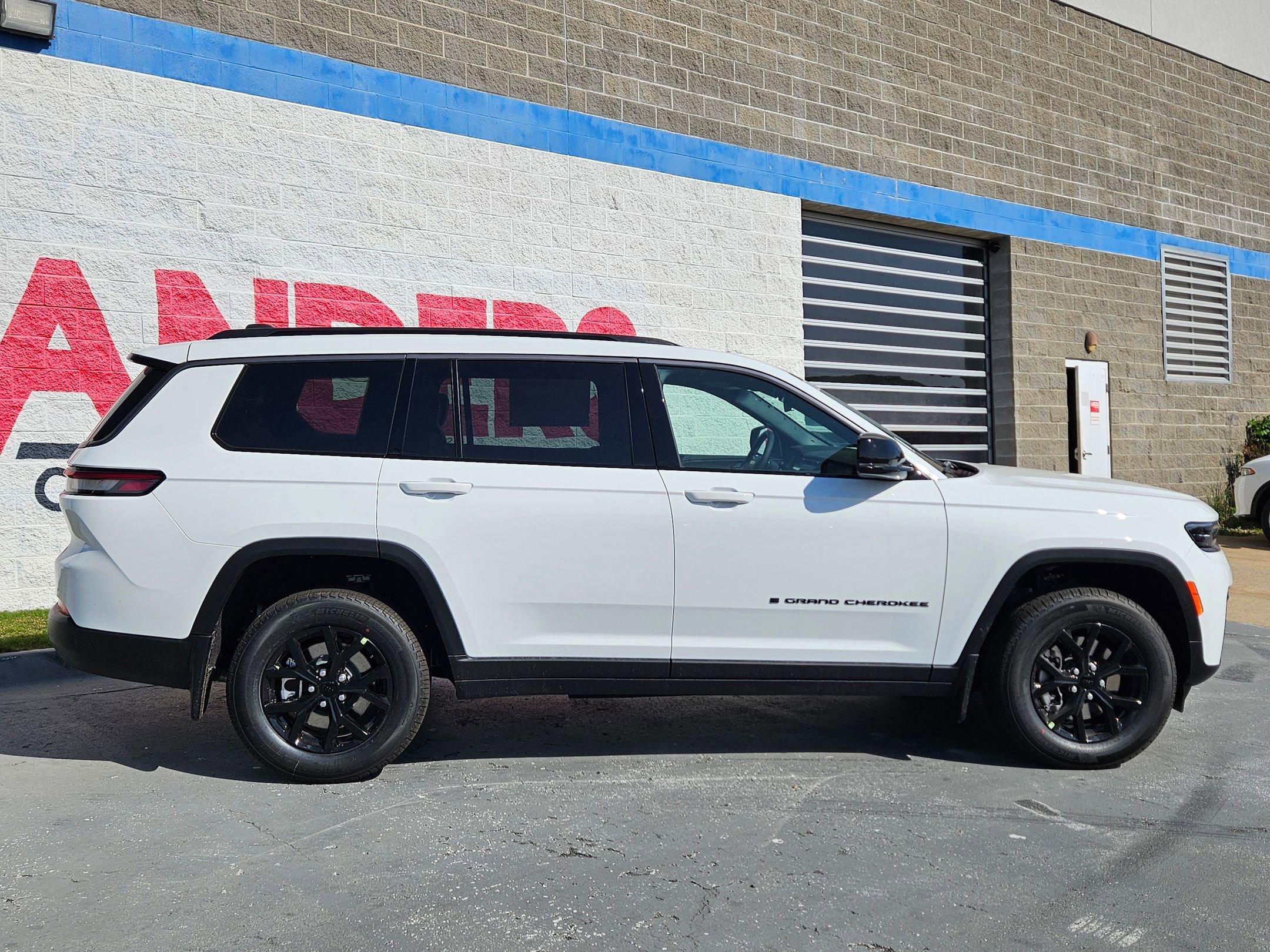 New 2026 Bright White Clear-Coat Exterior Paint Jeep Laredo Altitude image 8