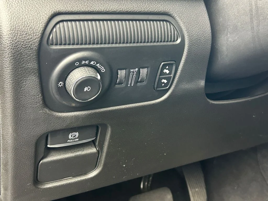 Used 2023 Diamond Black Crystal Pearlcoat Jeep Base image 10