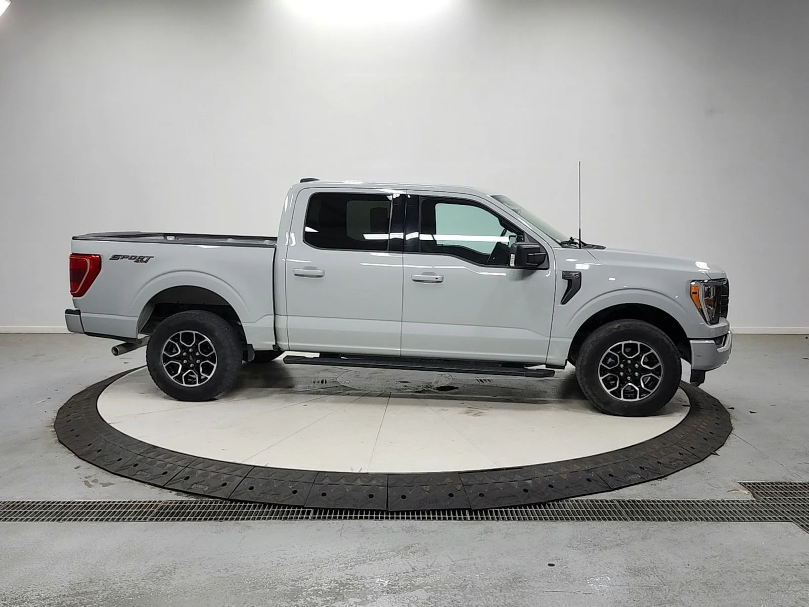 Used 2023 Avalanche Ford XLT image 9