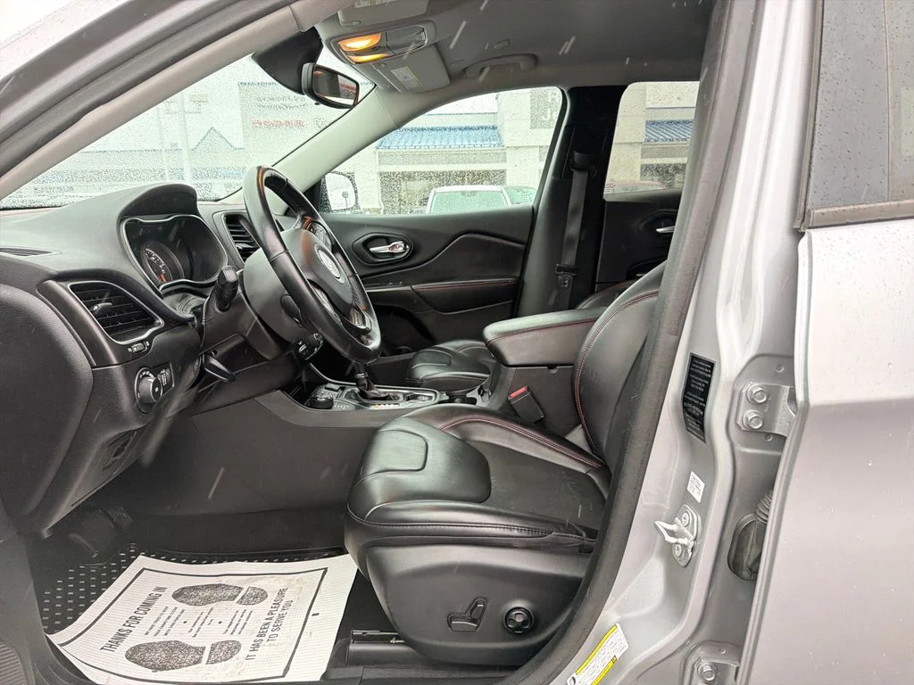 Used 2020 Silver Jeep Trailhawk image 9