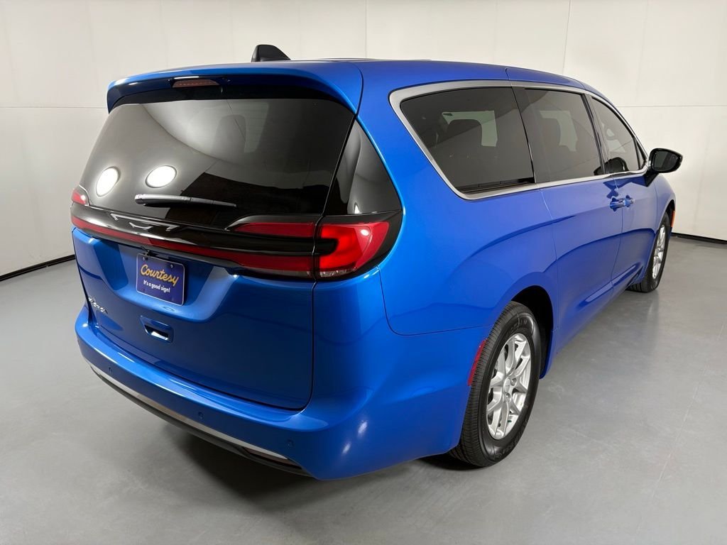 New 2027 Hydro Blue Pearl-Coat Exterior Paint Chrysler Select image 8