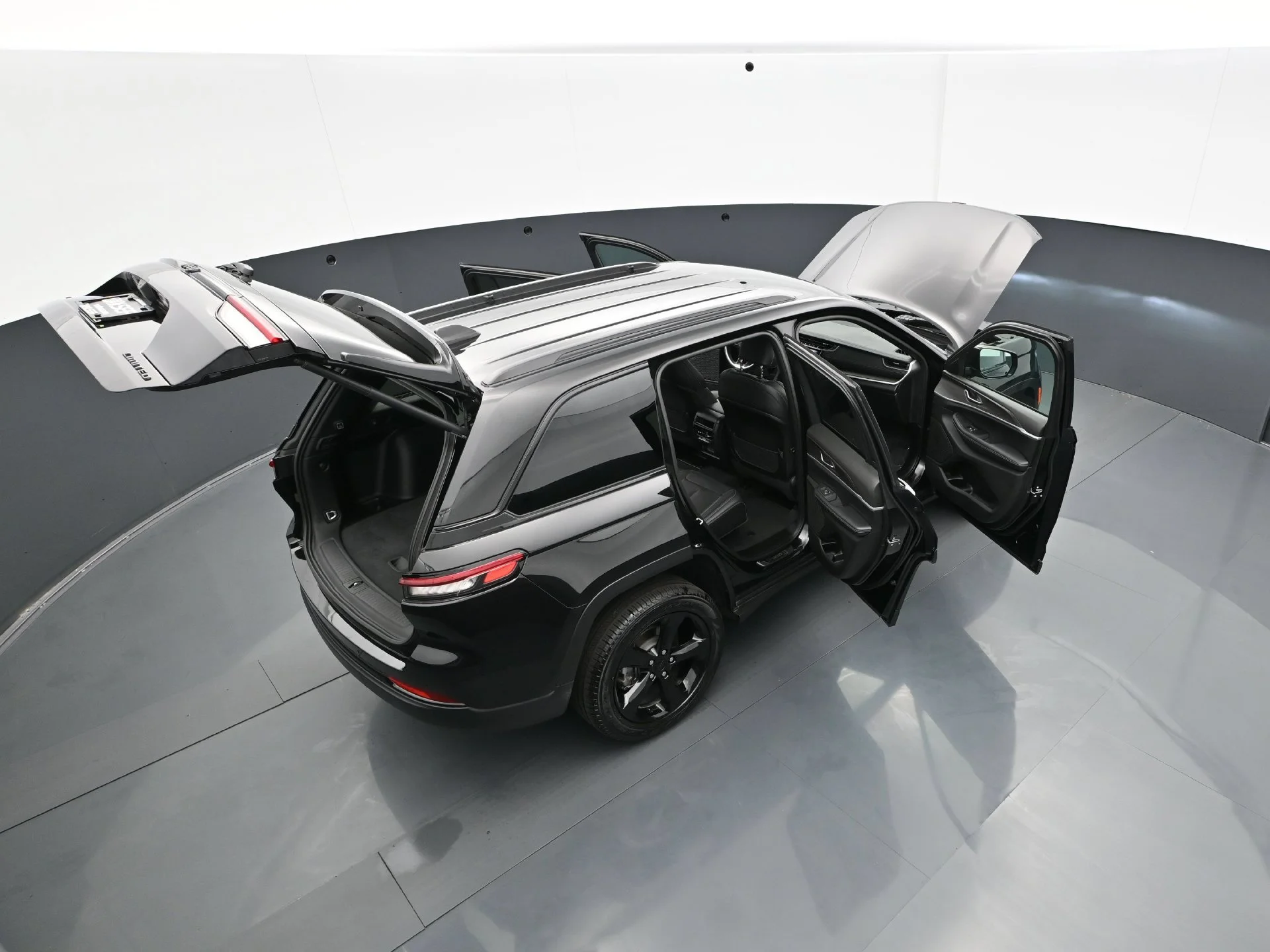 Used 2025 Diamond Black Crystal Pearlcoat Jeep Limited image 46