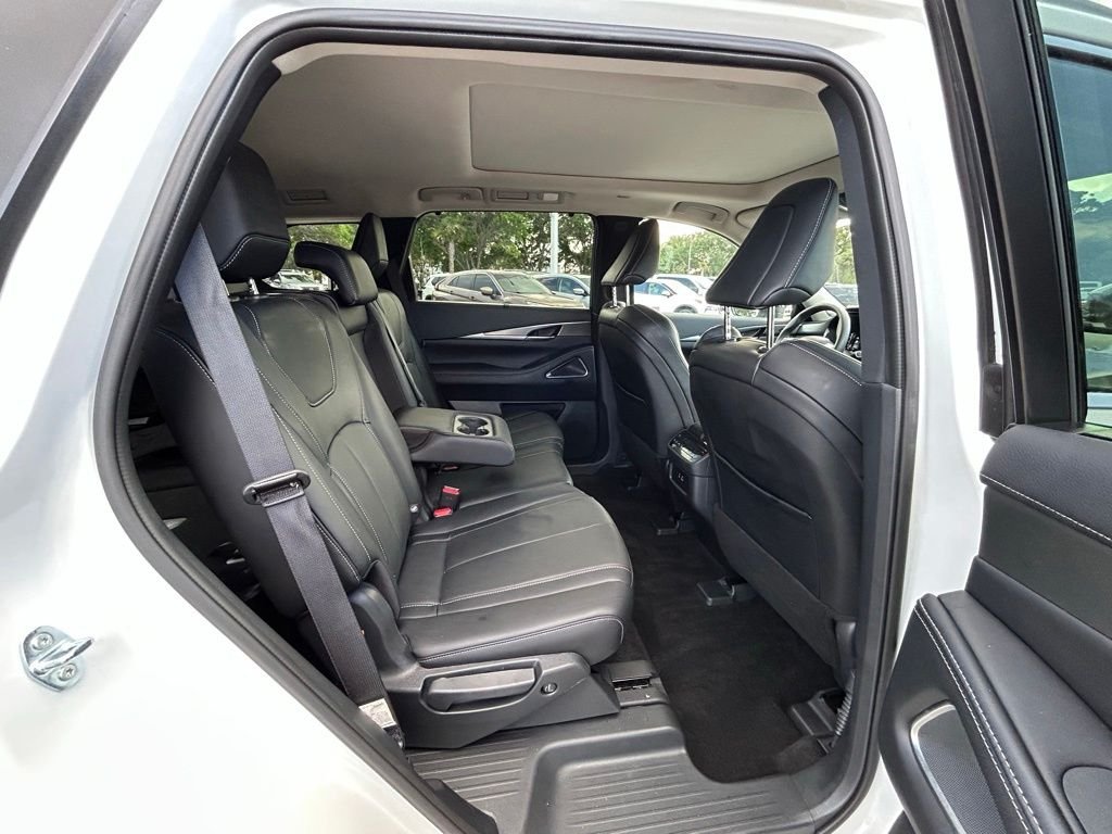 Used 2025 White INFINITI LUXE image 55
