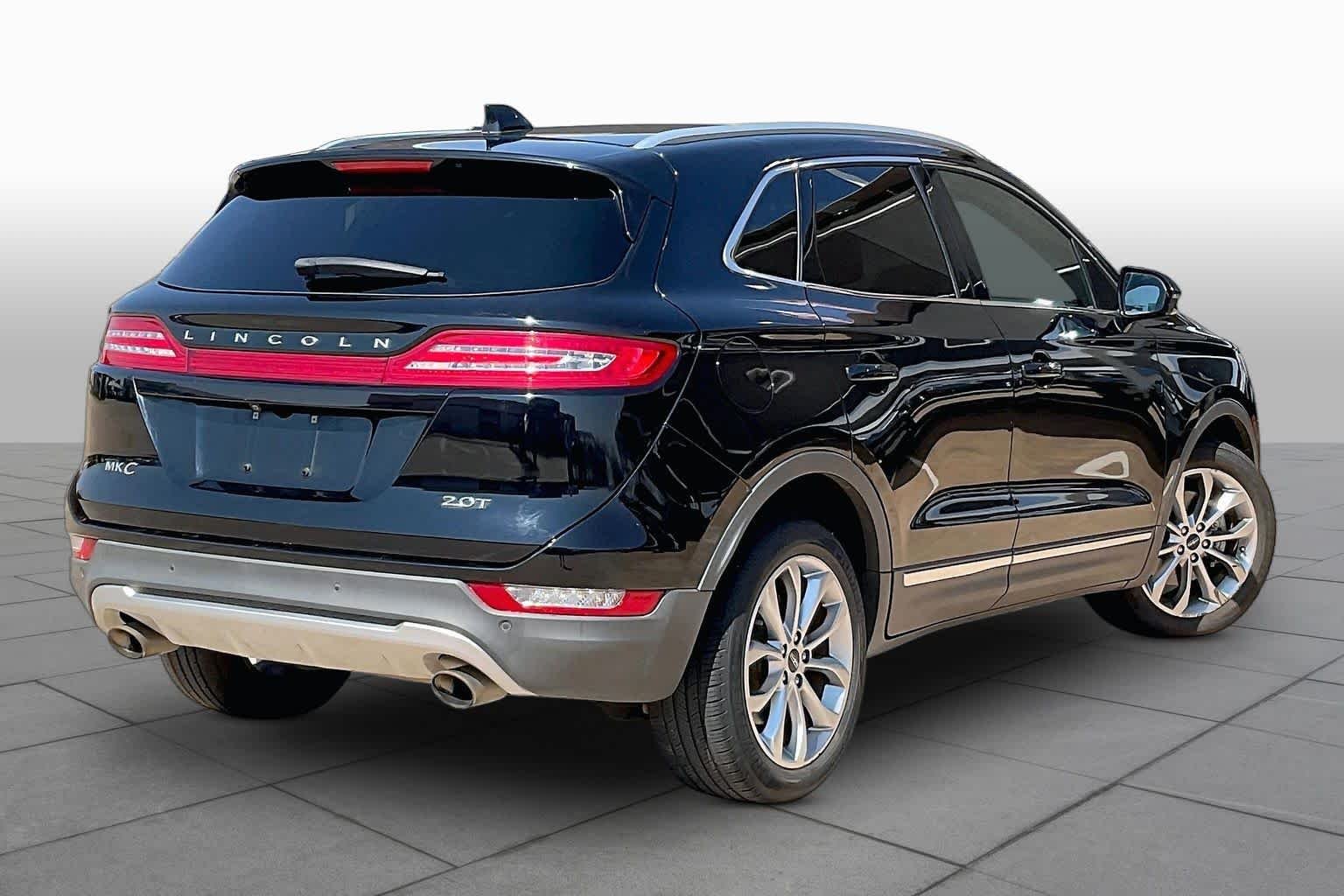 Used 2017 Black Velvet Lincoln Select image 13