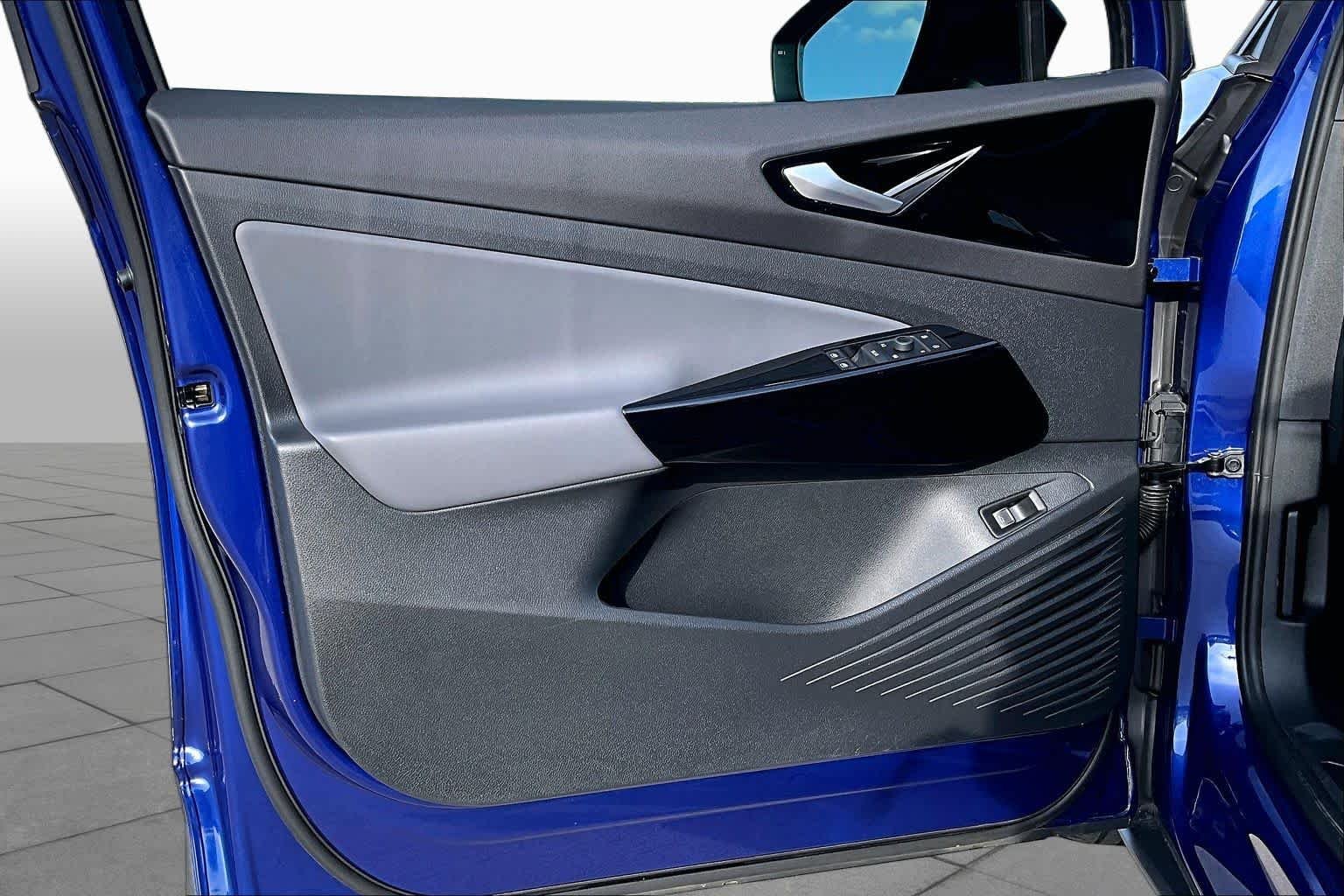 Used 2022 Dusk Blue Metallic/Black Roof Volkswagen Pro S image 19