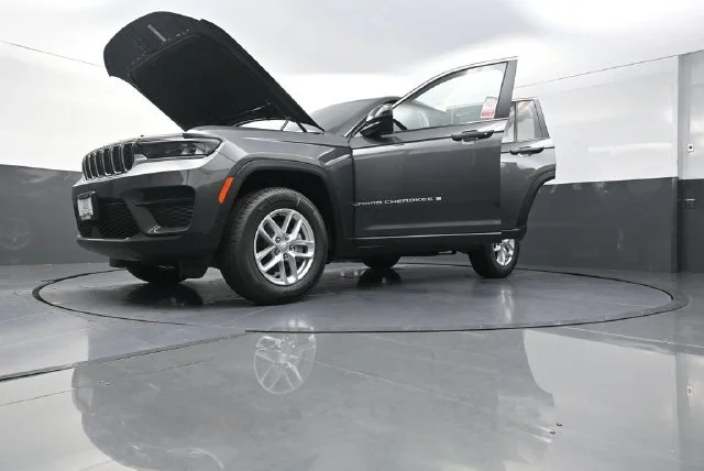 New 2026 Baltic Gray Metallic Clear-Coat Exterior Paint Jeep Laredo X image 32