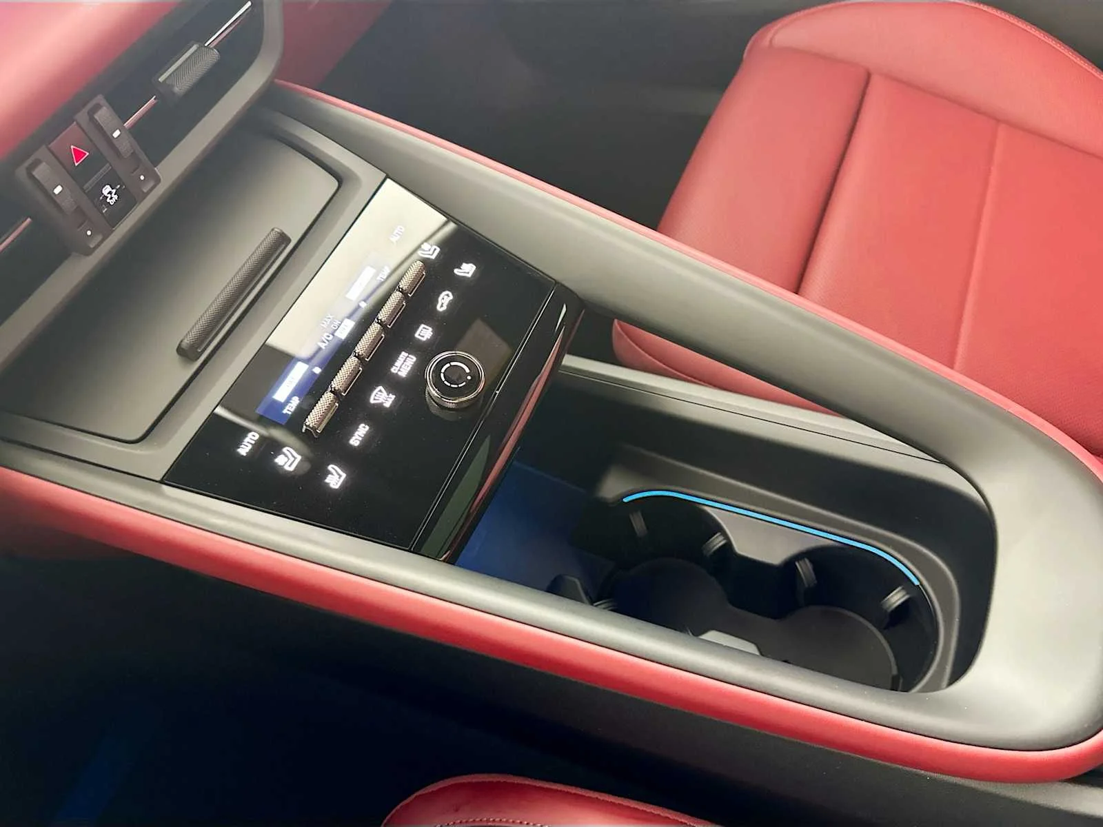 2025 Porsche Macan Turbo Electric - Photo 20