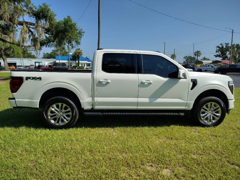Used 2025 Star White Ford Lariat Crew Cab 4x4 image 8