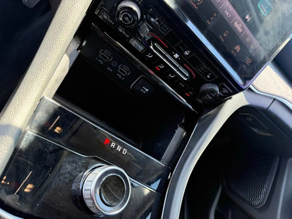 Used 2023 White/off-white Jeep Limited image 19