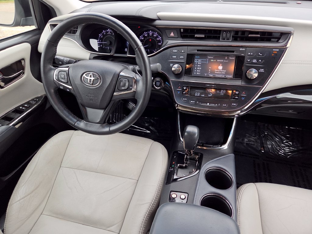 Used 2015 Cosmic Gray Mica Toyota XLE Premium image 29