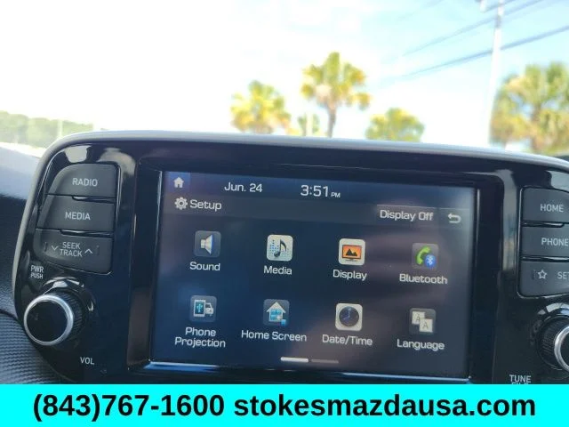 Used 2020 White Hyundai SE image 3