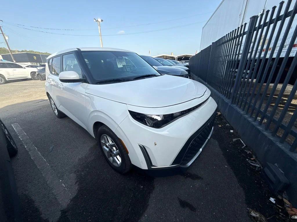 Used 2025 White Kia S image 3