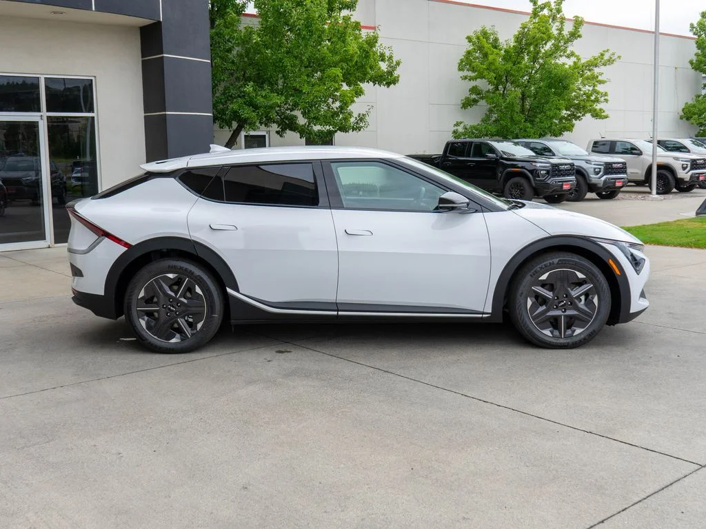New 2026 Glacial White Pearl Kia LIGHT image 8