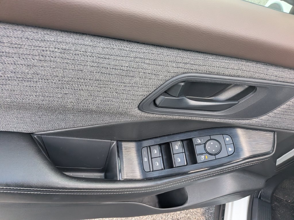 Used 2022 White Nissan S image 9