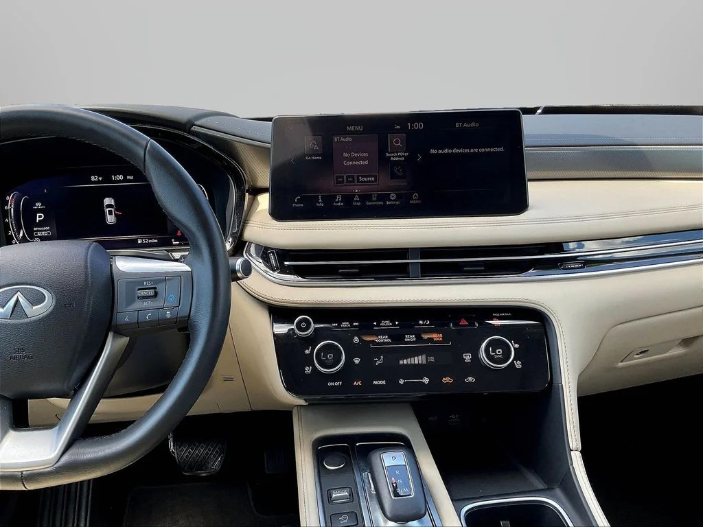 Used 2023 White INFINITI LUXE image 11