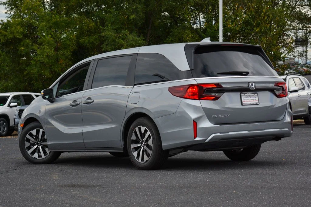 New 2026 Solar Silver Metallic Honda EX-L image 4