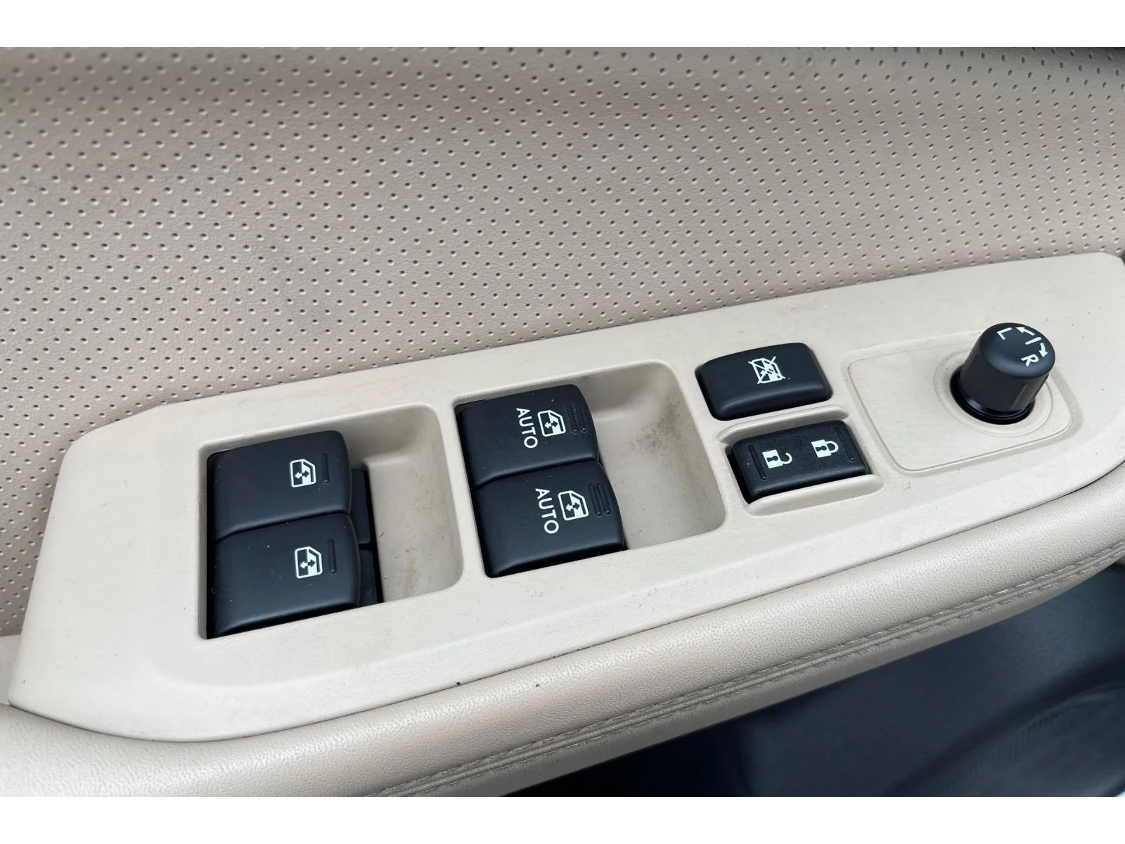 Used 2017 CRYSTAL WHITE PEA Subaru Limited image 12