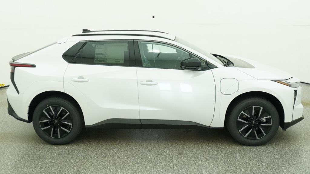 New 2027 Wind Chill Pearl Toyota XLE image 14