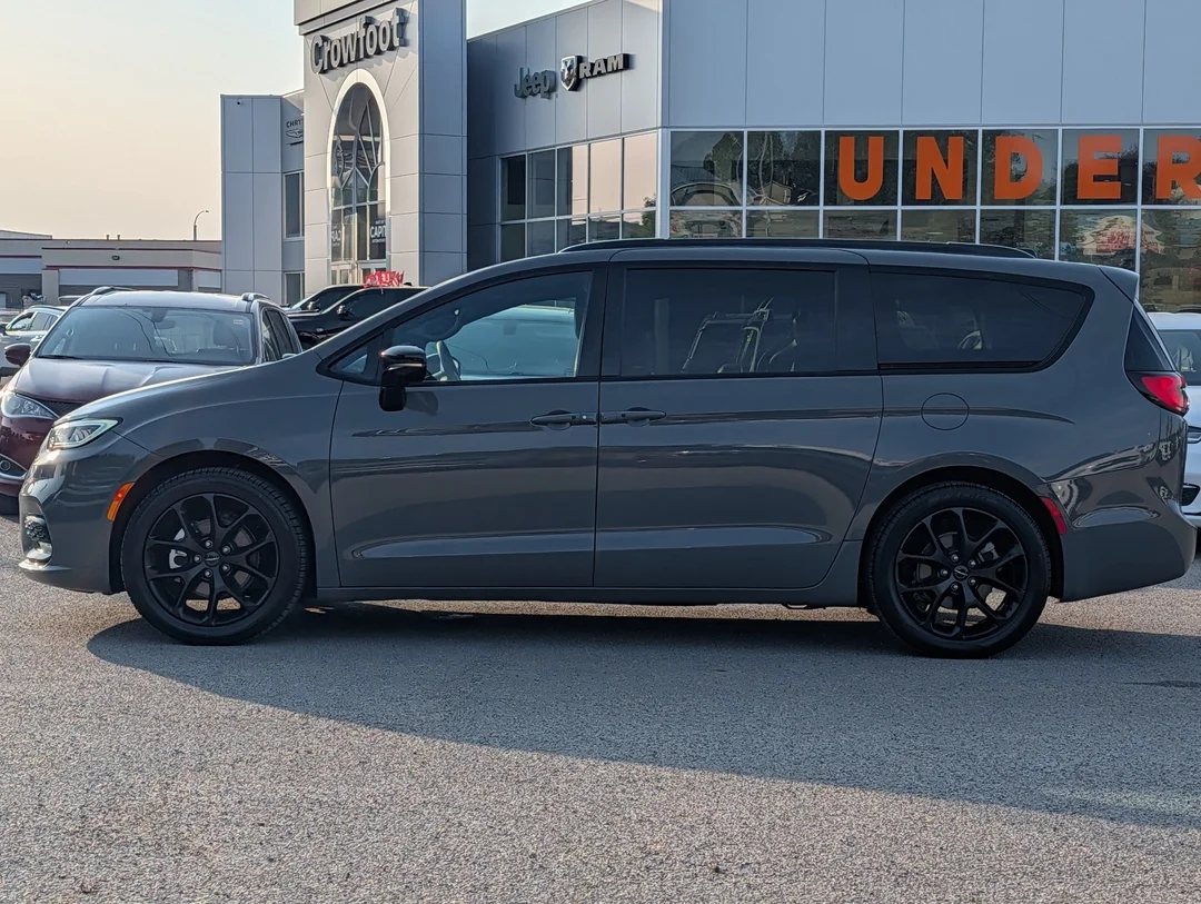 Used 2025 Grey Chrysler Limited - - FWD - Nappa Leather - Full Sunroof - Blind Spot & More! image 5