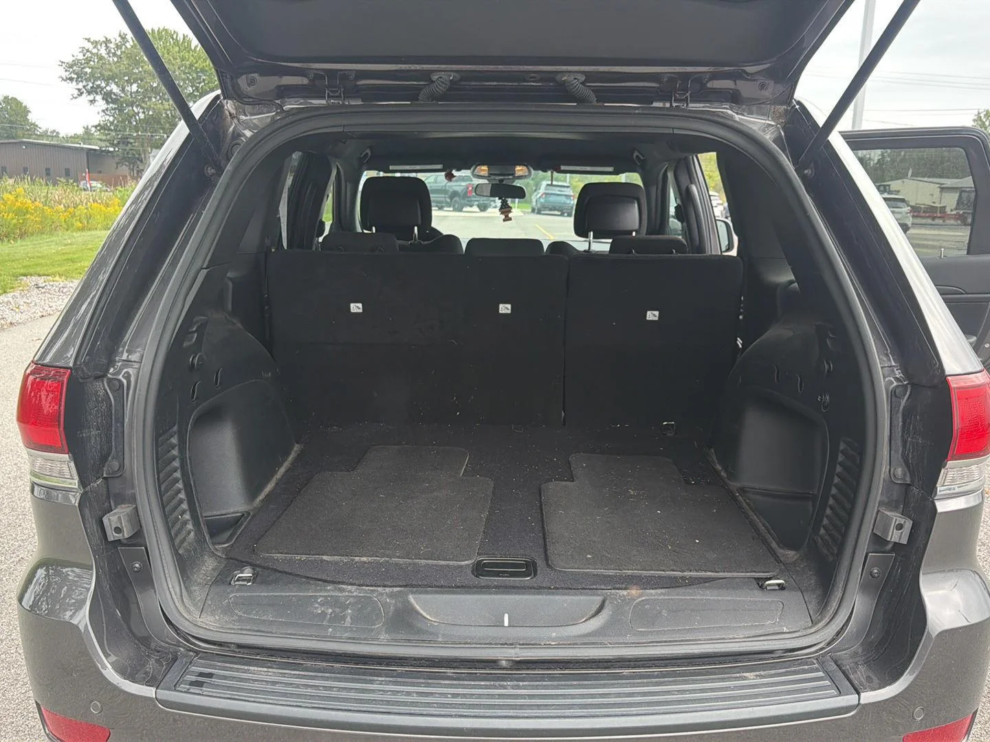Used 2021 Granite Crystal Metallic Clearcoat Jeep Laredo E image 21