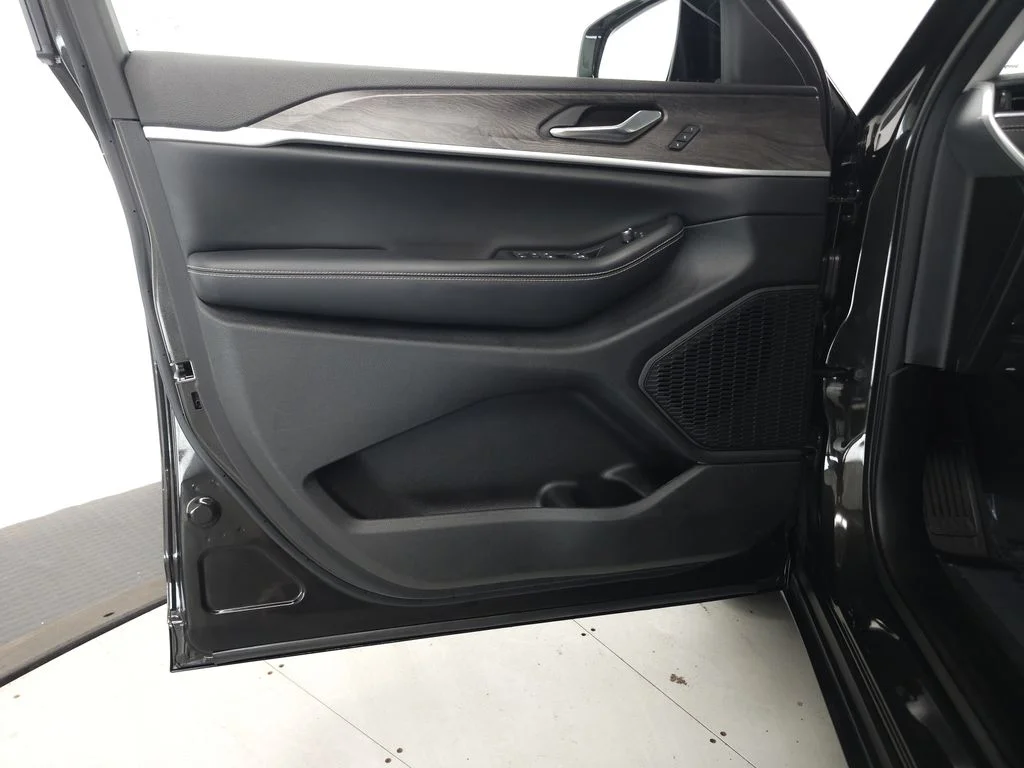 Used 2023 Rocky Mountain Pearlcoat Jeep Limited image 5