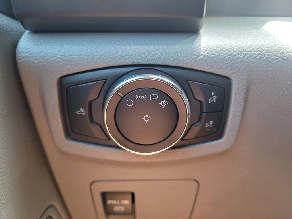 Used 2018 White Ford XL image 23